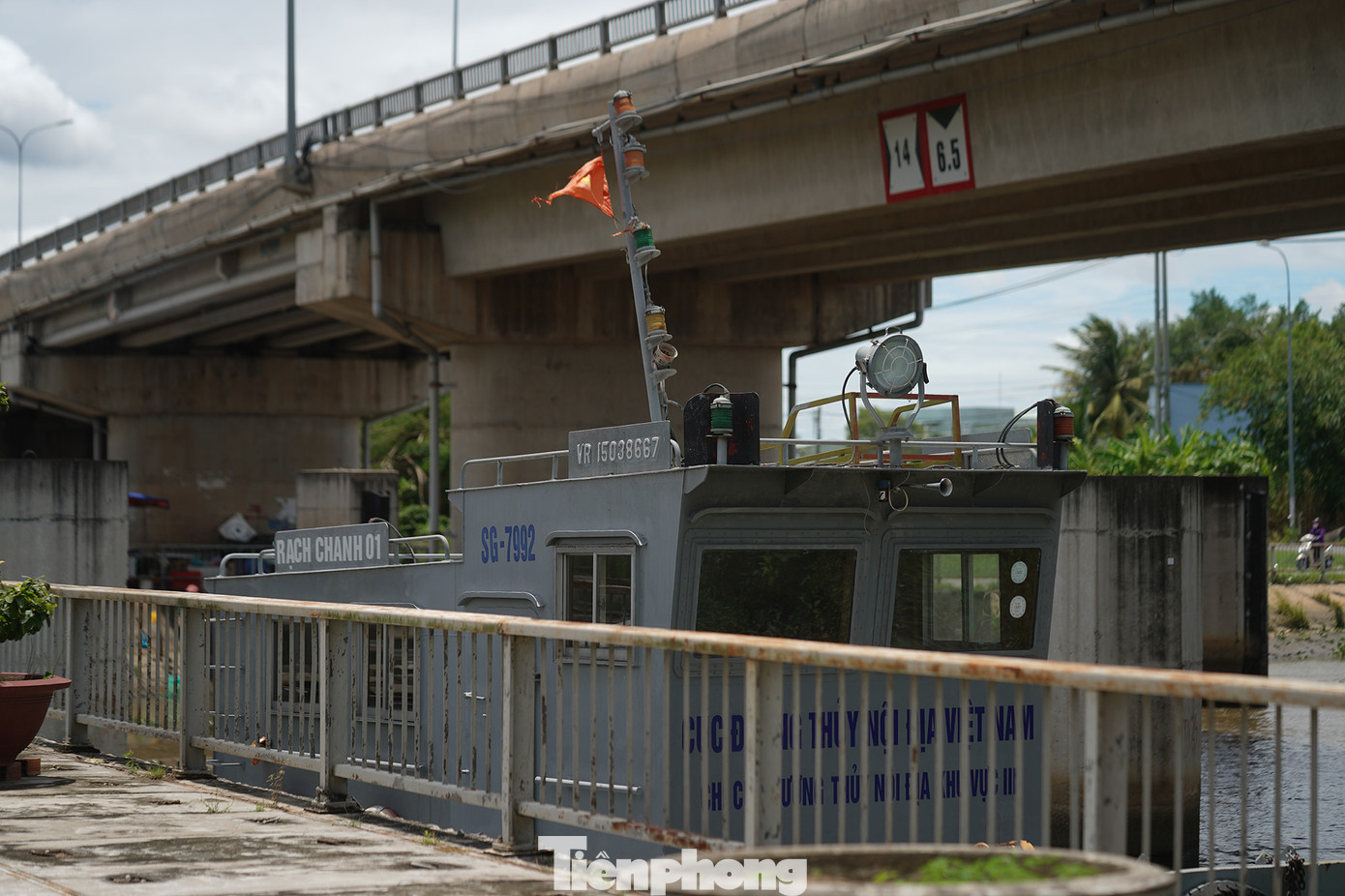 Tàu cứu hộ sẽ làm việc khi có tàu gặp sự cố và kẹt trong âu tàu.
