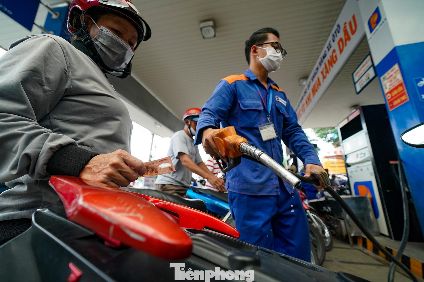 Một số ít cây xăng bán với số lượng rất nhỏ giọt cho khách.