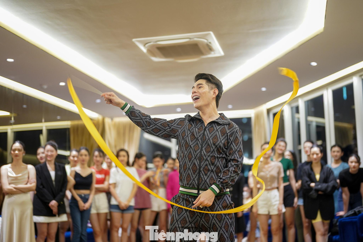 Trước ngày diễn ra các phần thi phụ, thí sinh của Hoa hậu Việt Nam có buổi huấn luyện, đào tạo cùng đạo diễn catwalk Nguyễn Hưng Phúc. 35 cô gái làm quen với những vật dụng quen thuộc như ruy băng, bao tay boxing...