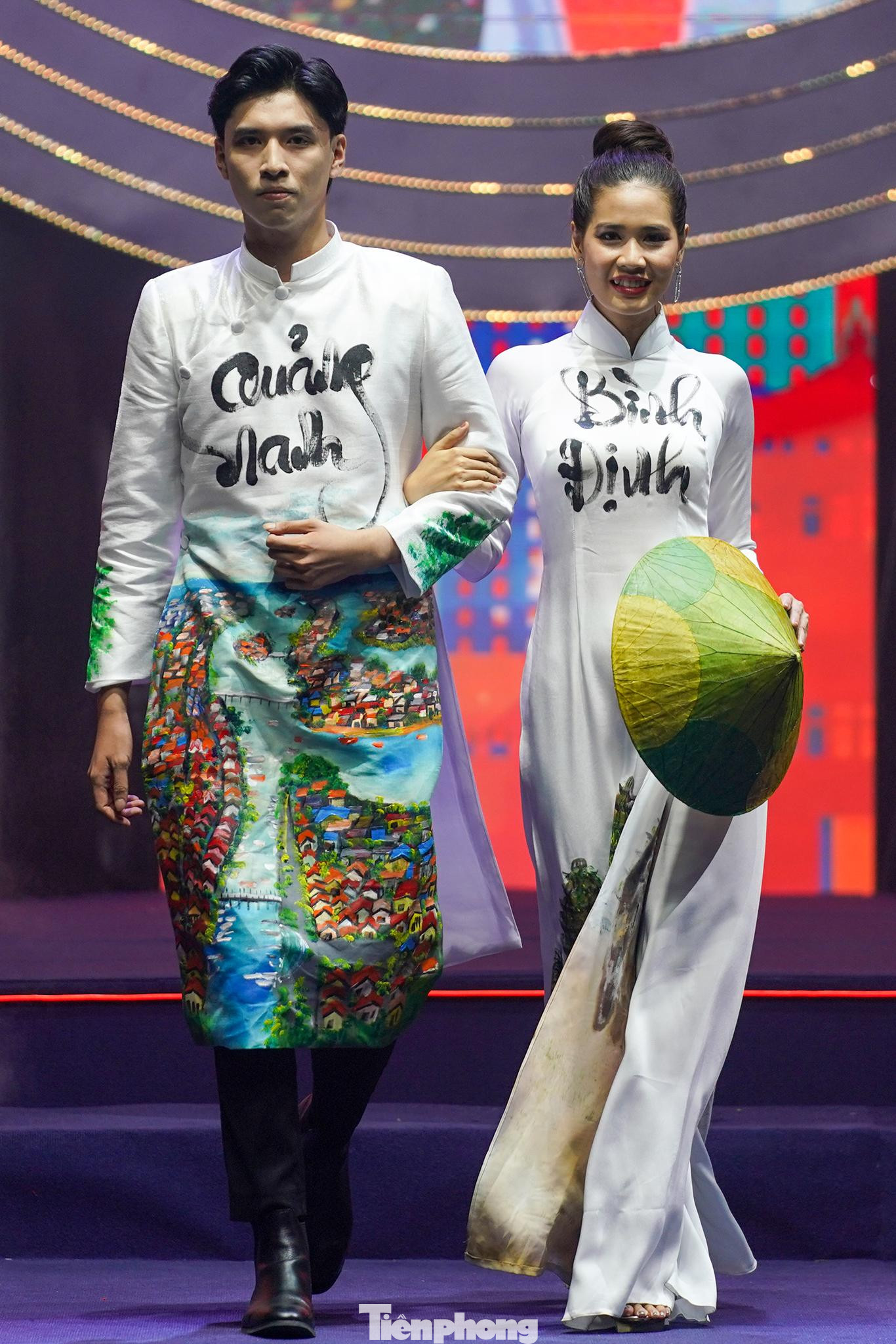 Thấp thoáng phố cổ Hội An trong tà áo dài đại diện của Quảng Nam trong nhóm điểm đến miền Trung.