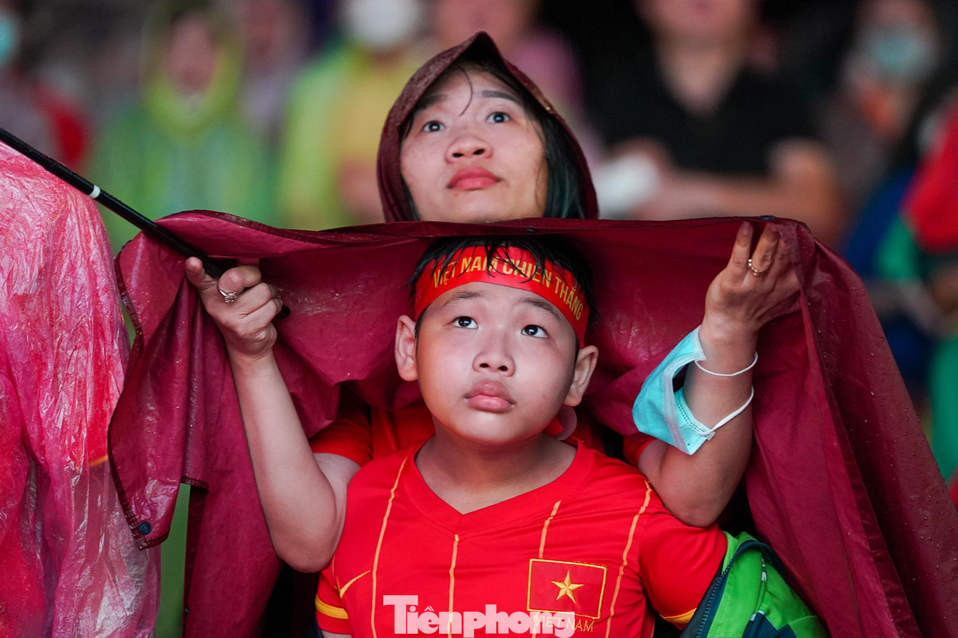 "Mưa thì mặc áo mưa thôi. Lúc chiều khá nóng nên cũng đoán tối nay sẽ mưa nên hai mẹ con chuẩn bị sẵn hết rồi. Như thế nào thì tình yêu với đội tuyển Việt Nam vẫn luôn không đổi", nữ cổ động viên chia sẻ. "Mưa thì mặc áo mưa thôi. Lúc chiều khá nóng nên cũng đoán tối nay sẽ mưa nên hai mẹ con chuẩn bị sẵn hết rồi. Như thế nào thì tình yêu với đội tuyển Việt Nam vẫn luôn không đổi", nữ cổ động viên chia sẻ.