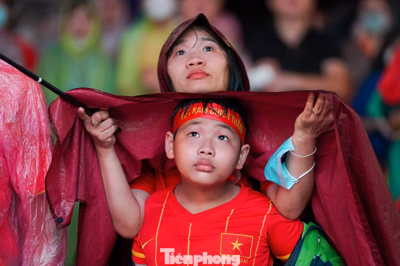"Mưa thì mặc áo mưa thôi. Lúc chiều khá nóng nên cũng đoán tối nay sẽ mưa nên hai mẹ con chuẩn bị sẵn hết rồi. Như thế nào thì tình yêu với đội tuyển Việt Nam vẫn luôn không đổi", nữ cổ động viên chia sẻ.
