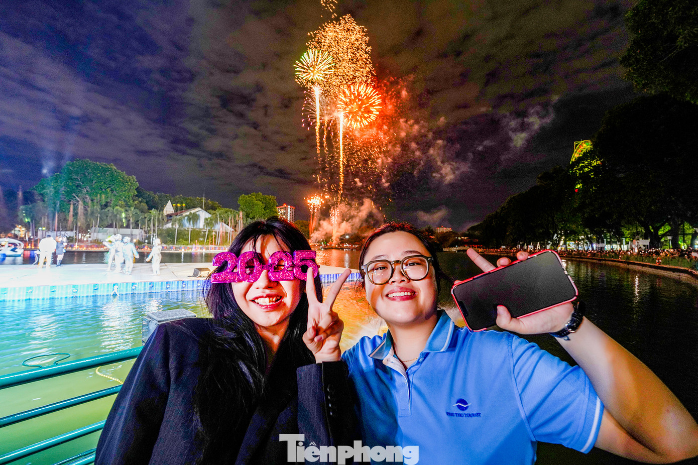 Quyên và nhóm bạn đến từ Thủ Đức cho biết, đây không chỉ là thời khắc để nhìn lại những gì đã qua mà còn là dịp để mỗi người nhìn về tương lai, đặt ra những mục tiêu và ước mơ cho chính mình. Từ những cặp đôi trẻ trung, gia đình đông đúc đến các nhóm bạn bè thân thiết, tất cả đều háo hức, tràn đầy năng lượng và hy vọng vào một tương lai tươi sáng.