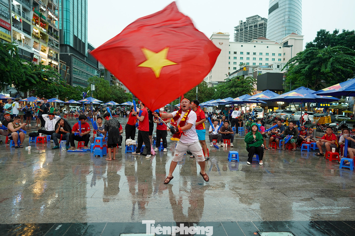 Phút thứ 9, cú dứt điểm rất căng trong vòng cấm của Hồ Văn Cường mở tỷ số trận đấu làm nức lòng người hâm mộ. Trước đó là pha triển khai bóng rất hay của U22 Việt Nam. Phút thứ 9, cú dứt điểm rất căng trong vòng cấm của Hồ Văn Cường mở tỷ số trận đấu làm nức lòng người hâm mộ. Trước đó là pha triển khai bóng rất hay của U22 Việt Nam.