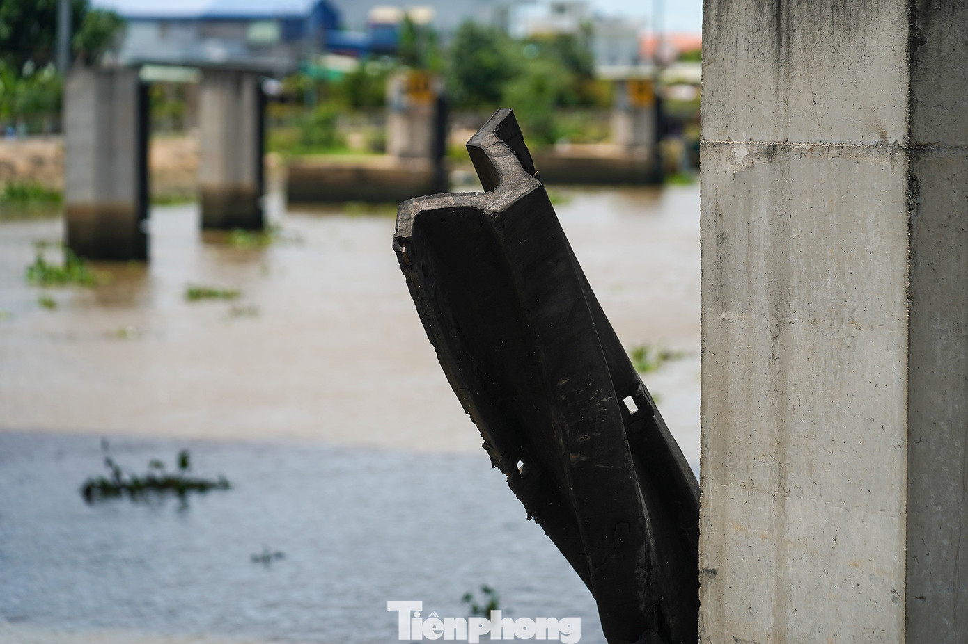 Nhiều phương tiện vội vàng di chuyển khi mực nước chưa cân bằng đã gây ra những vụ va chạm.