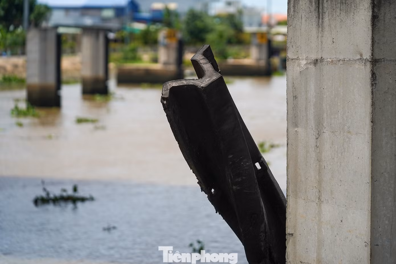 Nhiều phương tiện vội vàng di chuyển khi mực nước chưa cân bằng đã gây ra những vụ va chạm.