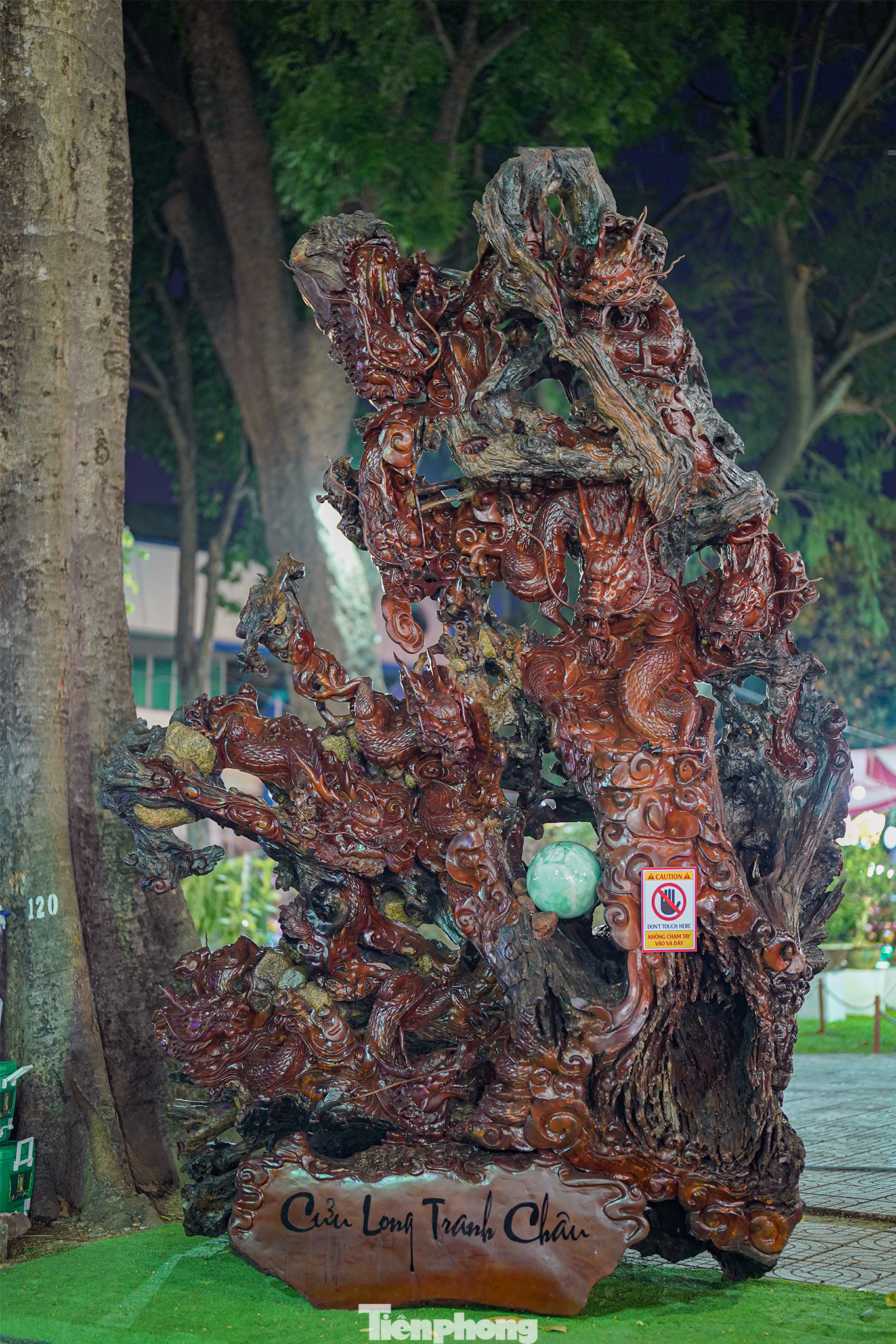 Tác phẩm được tạc theo thế đứng, nằm bên trái đền Hùng cũng khá độc đáo. Theo chủ sở hữu, để hoàn thành một tác phẩm “Cửu Long Tranh Châu&quot; đòi hỏi từ 2 đến 3 nghệ nhân làm việc trong vòng 6 tháng. Từng công đoạn thể hiện hình dáng Rồng được các nghệ nhân chuyên nghiệp thực hiện đục đẽo dựa trên hình dáng nguyên thể tự nhiên của các nhánh rễ cây. Thân Rồng mang dáng dấp thoắt ẩn thoắt hiện trong mây trời và nước.