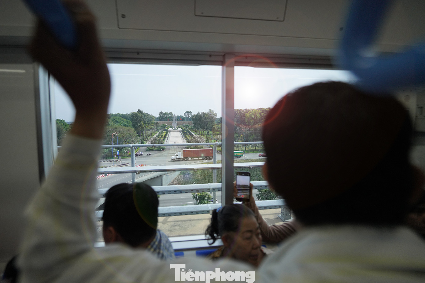 Từng địa điểm tuyến Metro số 1 đi qua đều mang lại cho người dân sự phấn khích khi được ngắm nhìn thành phố từ một công trình thế kỷ. TPHCM đang tiếp tục đầu tư xây dựng các tuyến Metro khác, nhằm hình thành một mạng lưới giao thông công cộng hiện đại, đáp ứng nhu cầu đi lại ngày càng tăng của người dân. Trong tương lai không xa, hệ thống Metro sẽ phủ khắp thành phố, góp phần tạo nên một thành phố thông minh, hiện đại và bền vững.