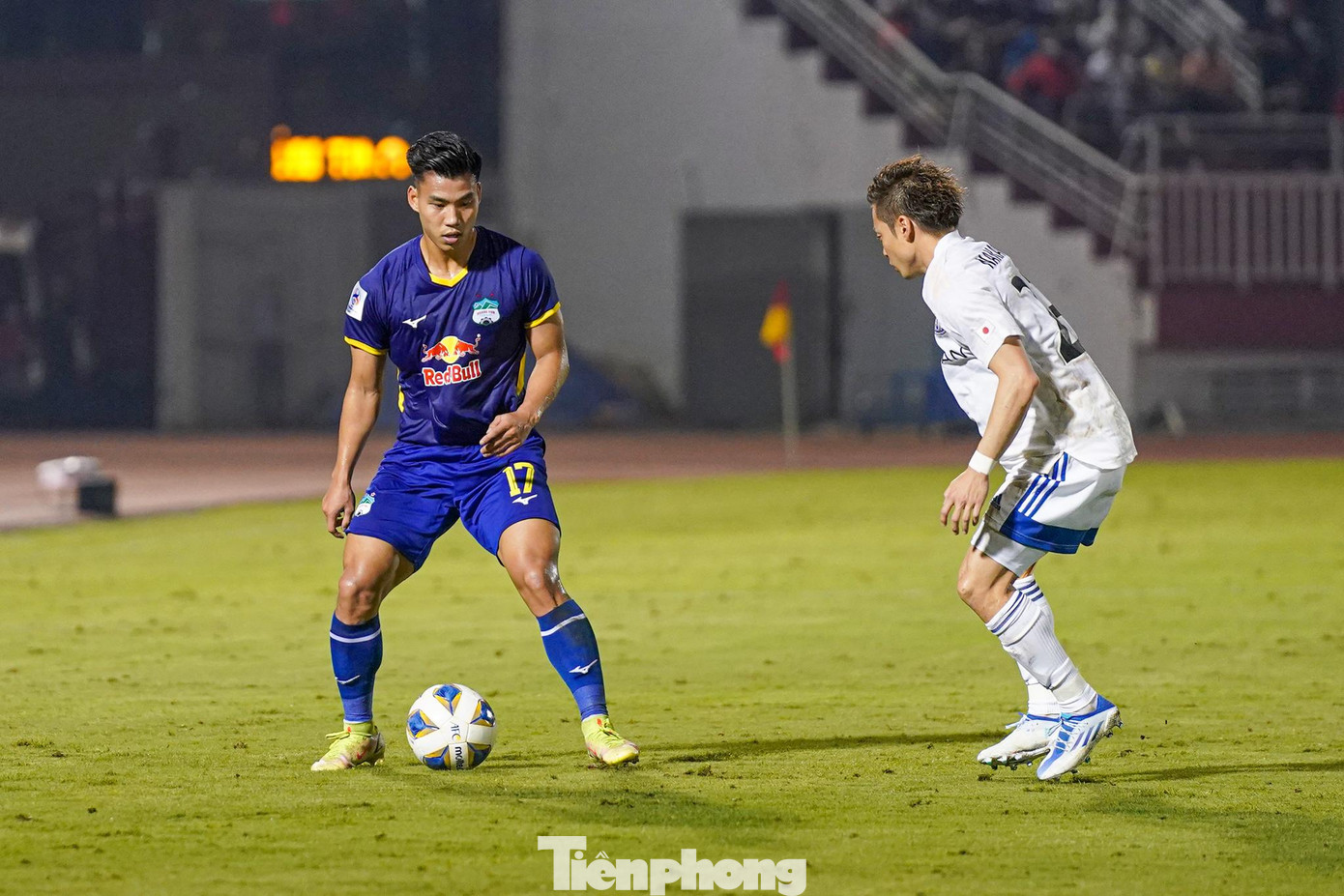Đó là dấu ấn đậm nét đầu tiên của đội chủ nhà. Yokohama F.Marinos không có nhiều cơ hội ở thời điểm đầu trận đấu. Thế nhưng, đẳng cấp của đoàn quân HLV Kevin Muscat lên tiếng từ các tình huống cố định. Chỉ trong vòng 6 phút (phút 19 và 25), kịch bản xảy đến quen thuộc.