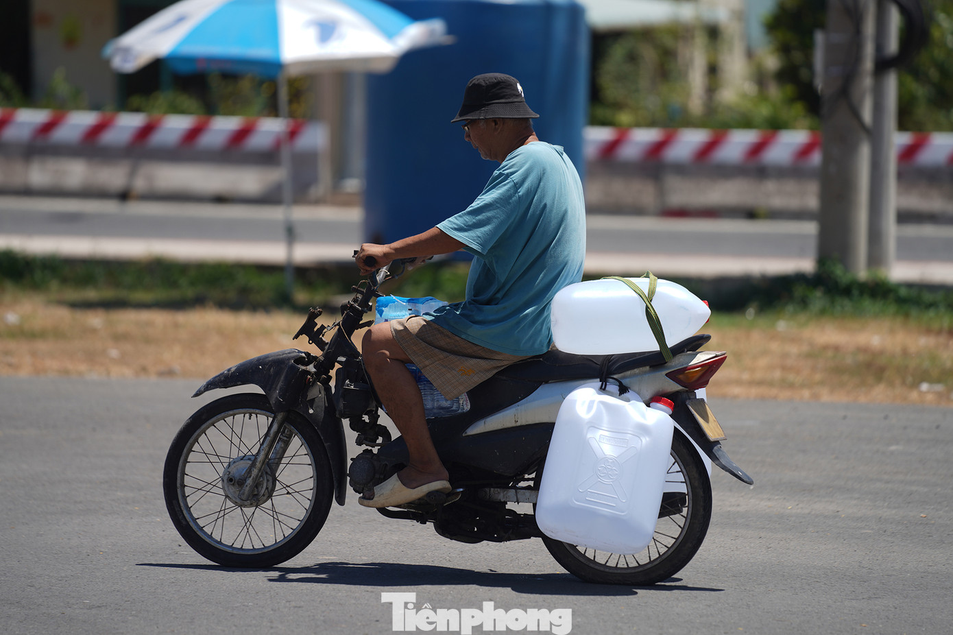 Niềm vui của người dân khi nhận được những chai nước tinh khiết.