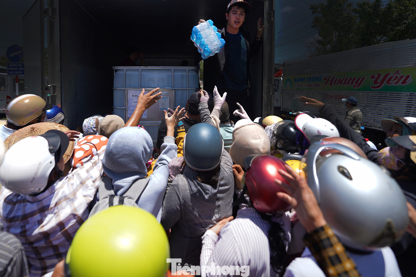 Tại khu vực nhà văn hoá xã Tân Tập, do nhu cầu nước sạch quá cao mà số lượng nước chai và nước đóng bình có hạn nên xảy ra tình trạng chen lấn, xin nhiều hơn tiêu chuẩn.