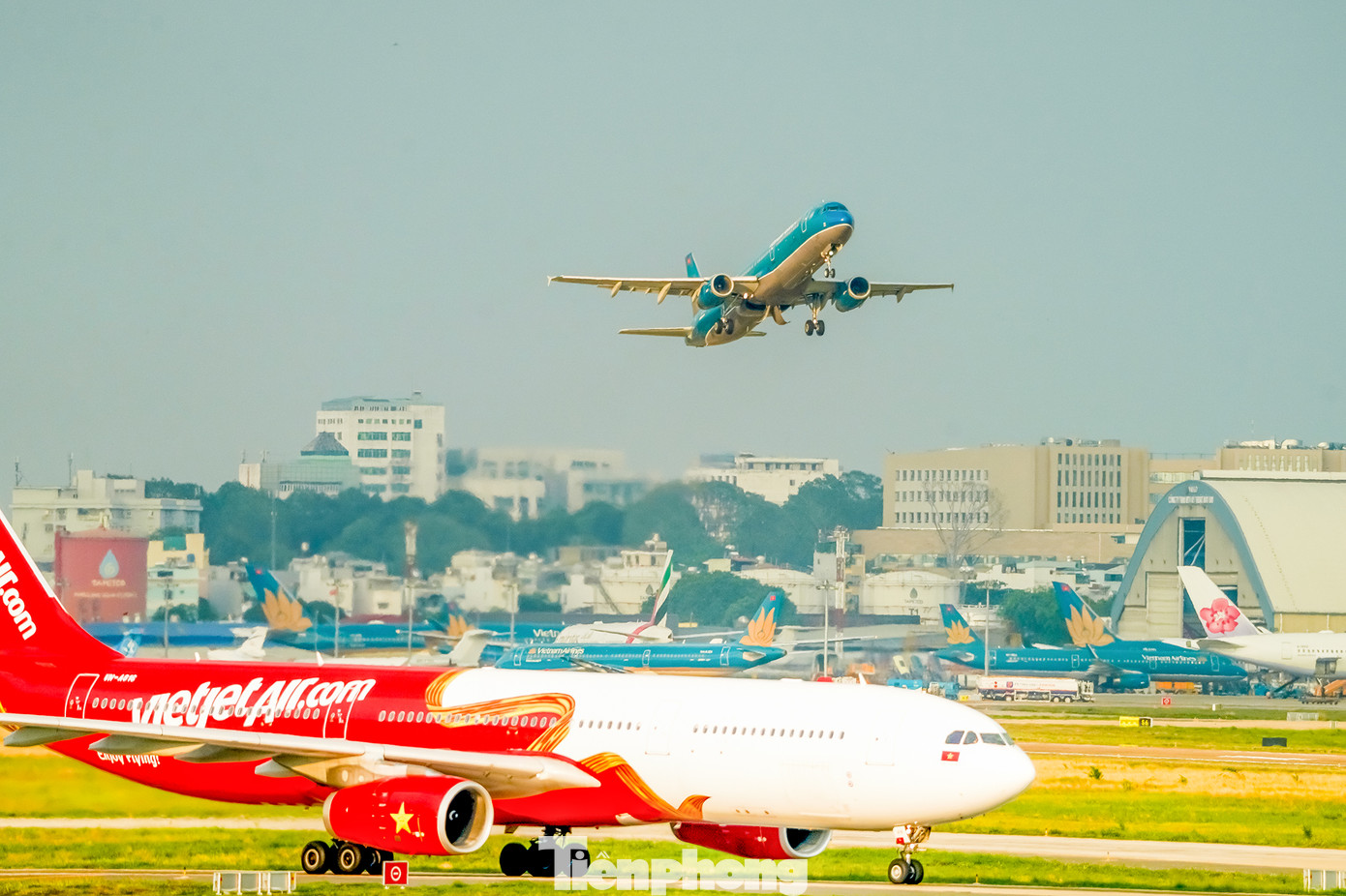 Các chuyến bay liên tục cất - hạ cánh.