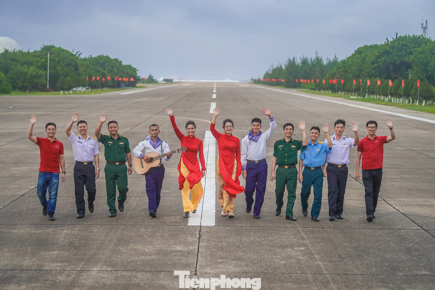 Các thành viên trong đoàn công tác cũng tranh thủ lưu lại khoảnh khắc ý nghĩa với các chiến sĩ Trường Sa. Các thành viên trong đoàn công tác cũng tranh thủ lưu lại khoảnh khắc ý nghĩa với các chiến sĩ Trường Sa.