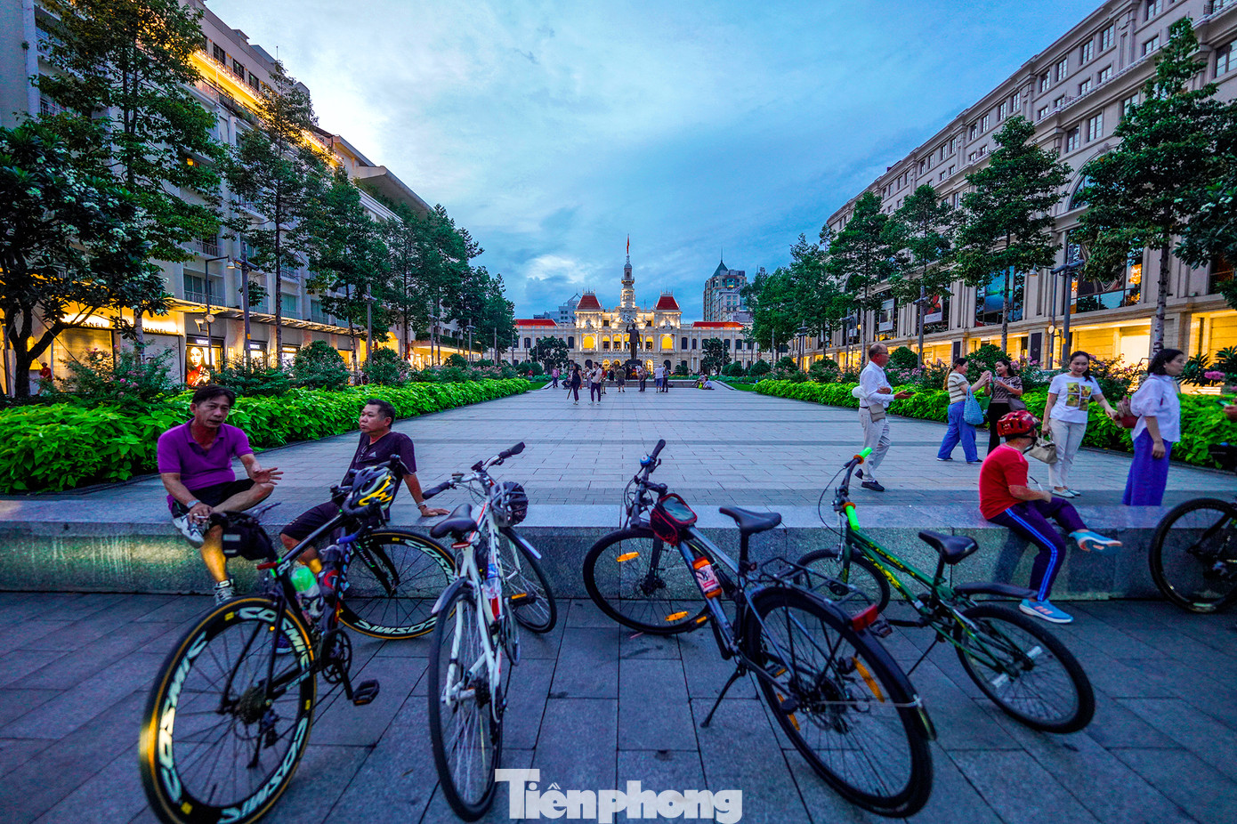 Nút giao Nguyễn Huệ - Lê Lợi là nút giao biểu tượng của TPHCM vì nằm trên hai tuyến đường thuộc dạng đắt đỏ nhất thành phố.