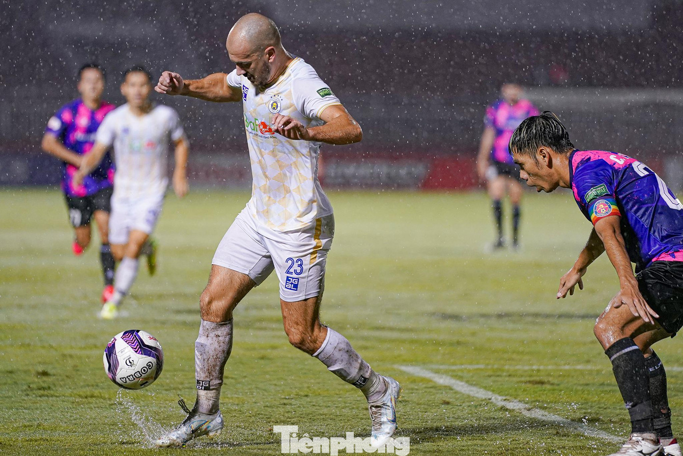 Các vũng nước liên tục cản bóng, khiến cầu thủ chuyền không đi đúng ý. Học trò của HLV Chun Jae-ho nhiều lần phải tìm cách hất bóng lên rồi "nhồi" hết cỡ về hướng khung thành đối phương. Các vũng nước liên tục cản bóng, khiến cầu thủ chuyền không đi đúng ý. Học trò của HLV Chun Jae-ho nhiều lần phải tìm cách hất bóng lên rồi "nhồi" hết cỡ về hướng khung thành đối phương.