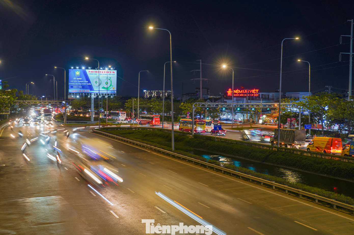 Ở chiều ngược lại, dòng xe lưu thông thẳng hướng các tỉnh miền Đông và vào đại lộ Võ Văn Kiệt thông thoáng. Ở chiều ngược lại, dòng xe lưu thông thẳng hướng các tỉnh miền Đông và vào đại lộ Võ Văn Kiệt thông thoáng.