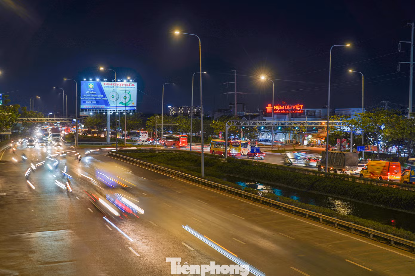 Ở chiều ngược lại, dòng xe lưu thông thẳng hướng các tỉnh miền Đông và vào đại lộ Võ Văn Kiệt thông thoáng.