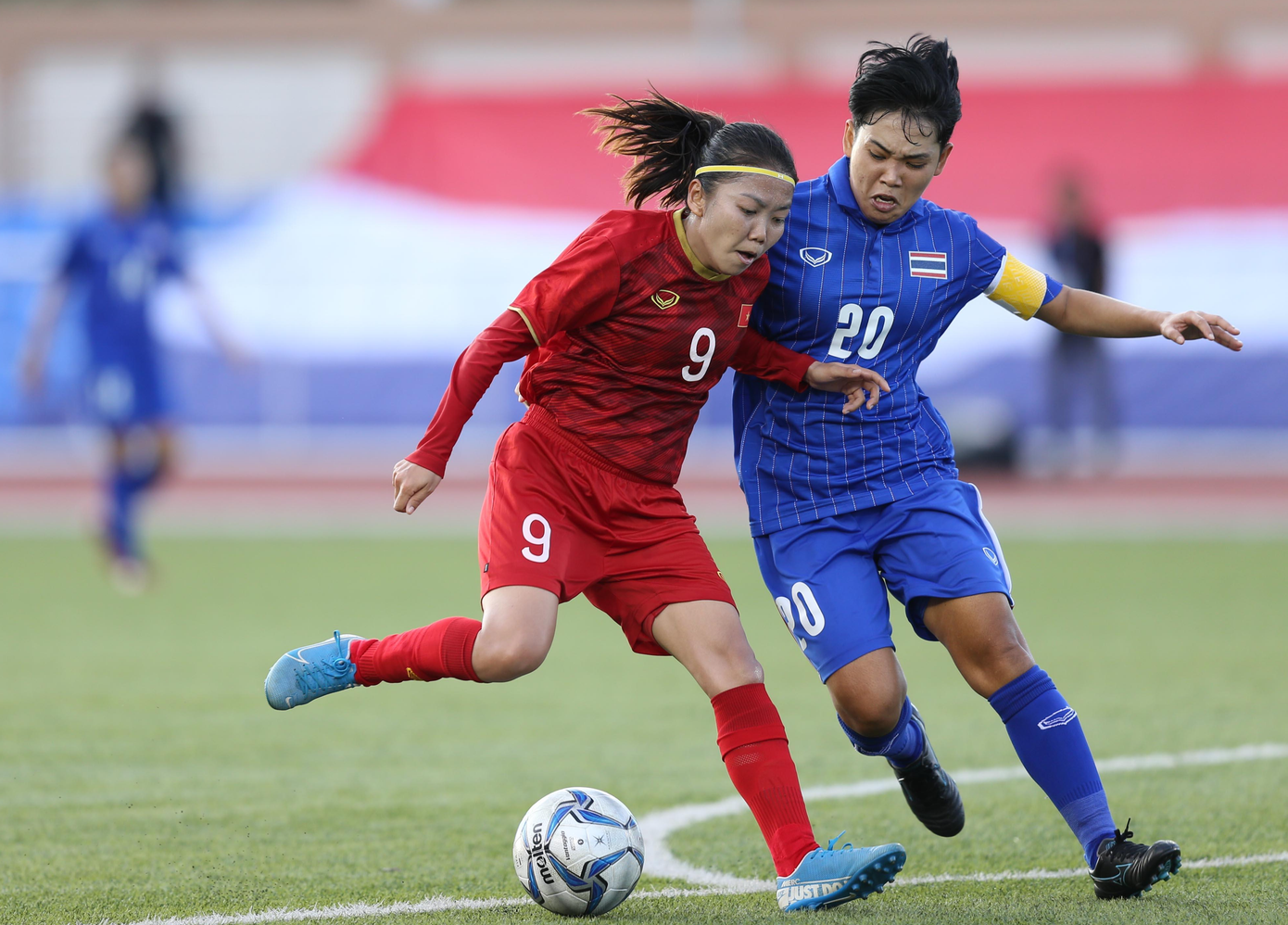 Đội trưởng Huỳnh Như (CLB TPHCM) mạnh mẽ và khéo léo trong tư duy chiến thuật, dẫn dắt lối chơi cả đội. (Ảnh: Dũng Phương)