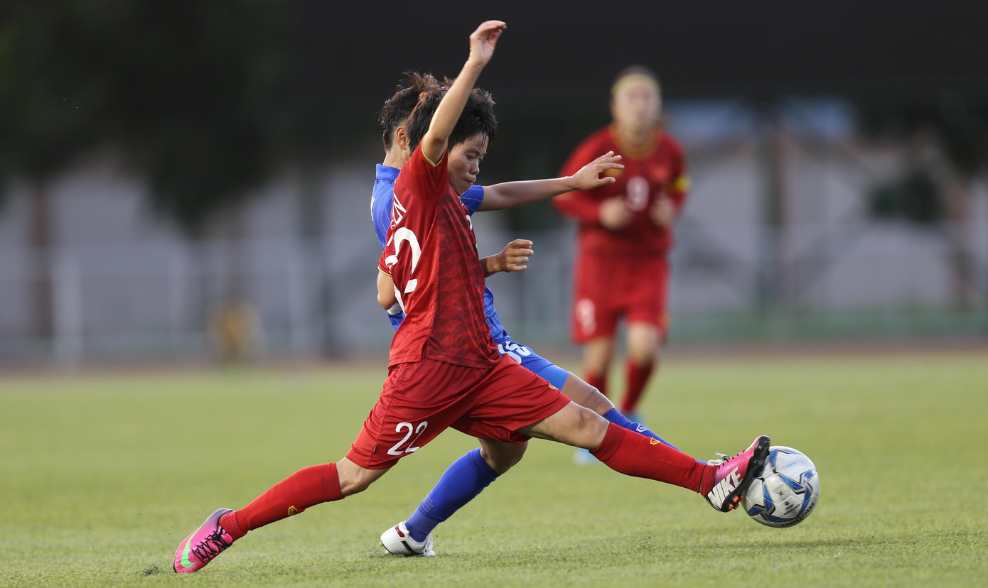 Tiền vệ của Than Khoáng sản Nguyễn Thị Mỹ Anh mạnh mẽ tranh cướp bóng. (Ảnh: Dũng Phương)