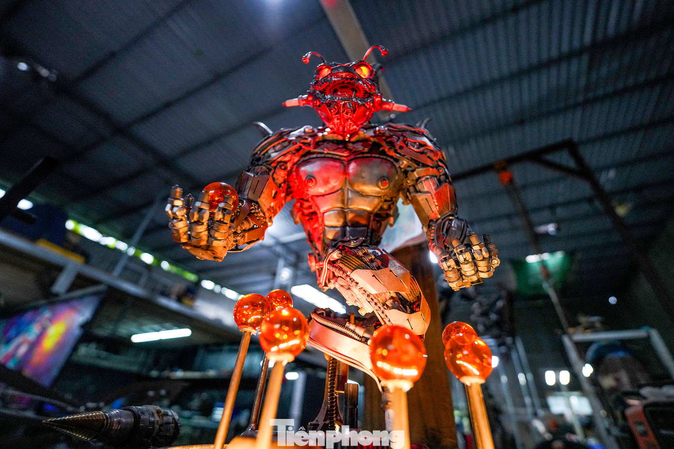 Chiếc "lồng đèn" Porunga đạt độ hoàn hảo về kỹ thuật và mỹ thuật khá cao, thuyết phục mọi ánh nhìn và đang chờ ngày trình diện trước công chúng. Trong bộ truyện 7 viên ngọc rồng, Porunga là rồng được yêu thích nhất. Trong ảnh, bạn Anh Huy, đang tỉ mẩn hoàn thiện các chi tiết siêu nhỏ cho rồng Porunga. Theo Anh Huy, hơn 3 năm làm việc tại xưởng thấy rằng công việc này này có sức hút kỳ lạ, càng làm càng thích vì luôn được sáng tạo và không theo một lập trình quy cũ. Chiếc "lồng đèn" Porunga đạt độ hoàn hảo về kỹ thuật và mỹ thuật khá cao, thuyết phục mọi ánh nhìn và đang chờ ngày trình diện trước công chúng. Trong bộ truyện 7 viên ngọc rồng, Porunga là rồng được yêu thích nhất. Trong ảnh, bạn Anh Huy, đang tỉ mẩn hoàn thiện các chi tiết siêu nhỏ cho rồng Porunga. Theo Anh Huy, hơn 3 năm làm việc tại xưởng thấy rằng công việc này này có sức hút kỳ lạ, càng làm càng thích vì luôn được sáng tạo và không theo một lập trình quy cũ.