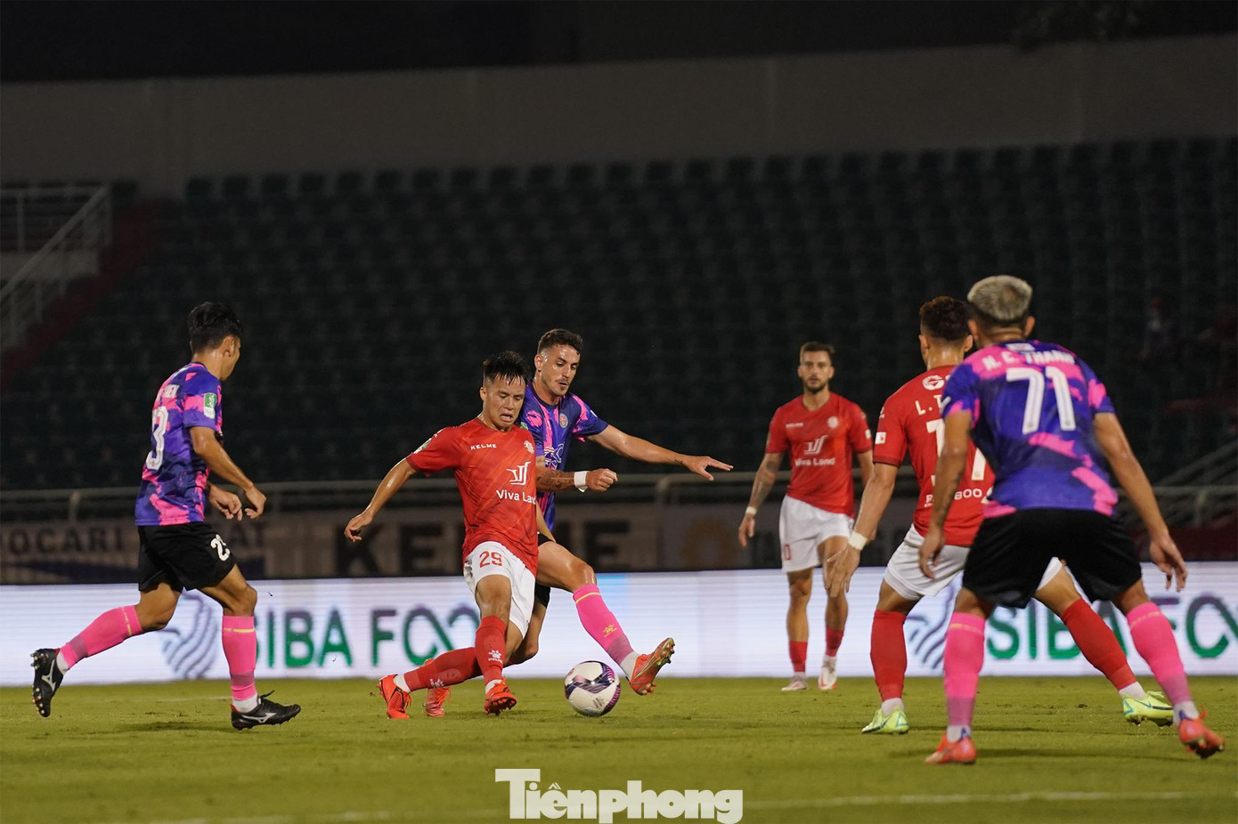 Tối ngày 10/4, trên sân nhà Thống Nhất, đội bóng "Chiến Hạm Đỏ" TPHCM đối đầu với CLB Sài Gòn trong khuôn khổ vòng 1/8 Cup Quốc gia. Tối ngày 10/4, trên sân nhà Thống Nhất, đội bóng "Chiến Hạm Đỏ" TPHCM đối đầu với CLB Sài Gòn trong khuôn khổ vòng 1/8 Cup Quốc gia.