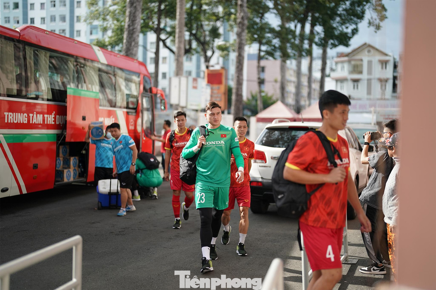 16h, toàn đội tập trung chuẩn bị buổi tập đầu tiên trên sân Thống Nhất.