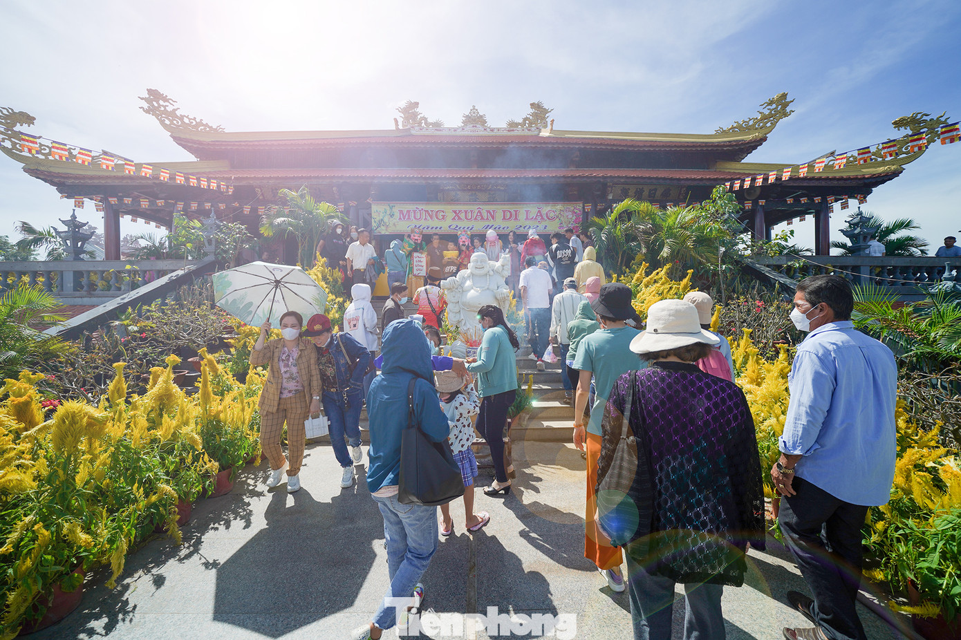 Tuy đã mùng 7 Tết nhưng lượng khách đến chùa khá đông.