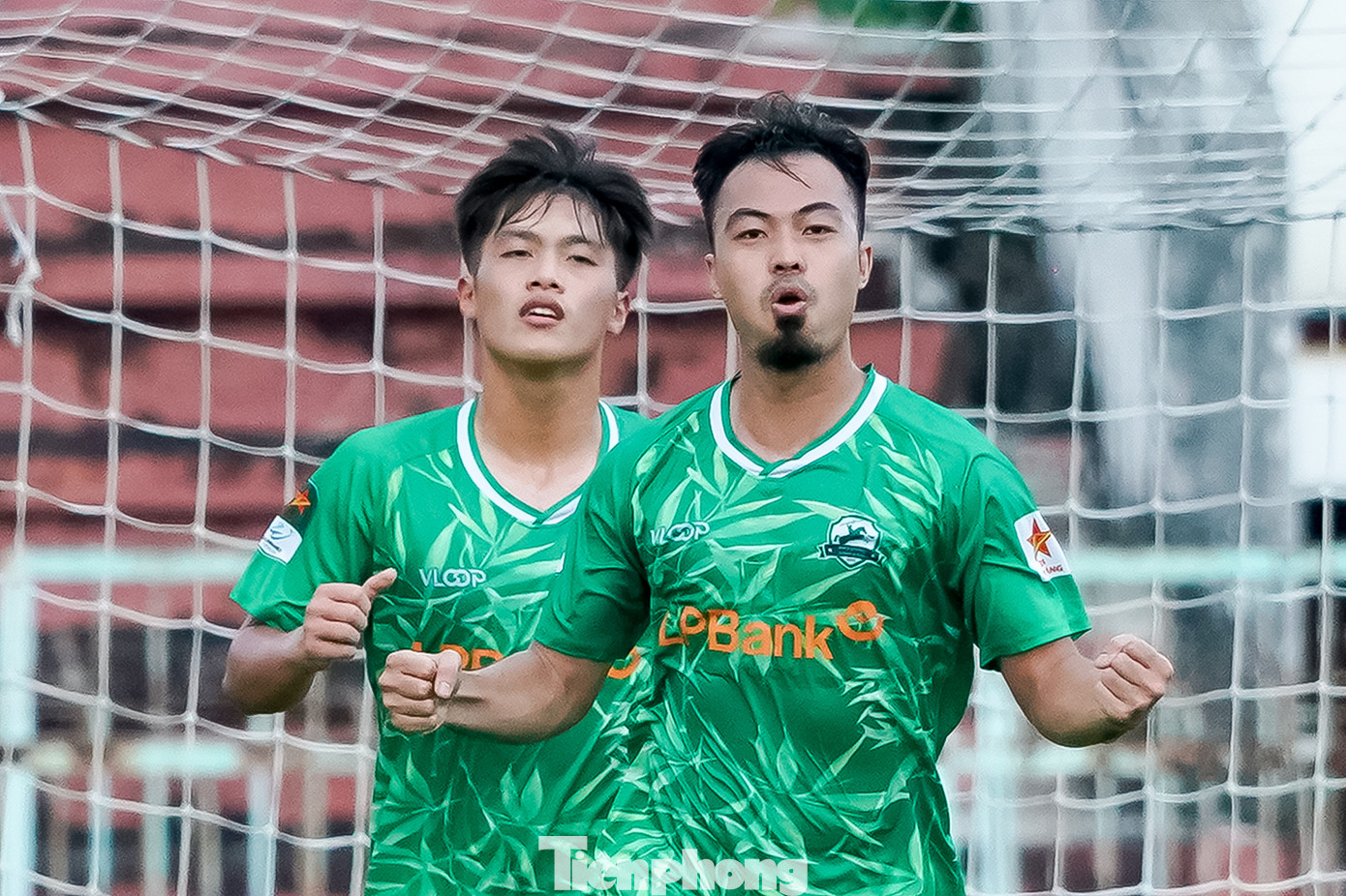 Phút 29, may mắn đứng về phía đội chủ nhà khi bóng một lần tìm đến cột dọc. Tuy nhiên, chỉ sau đó một phút, từ pha tấn công bên cánh phải bóng được treo vào vòng cấm tạo điều kiện để hậu vệ Thanh Thịnh bật cao đánh đầu mang về bàn thắng, mở tỉ số cho đội khách Phù Đổng Ninh Bình.