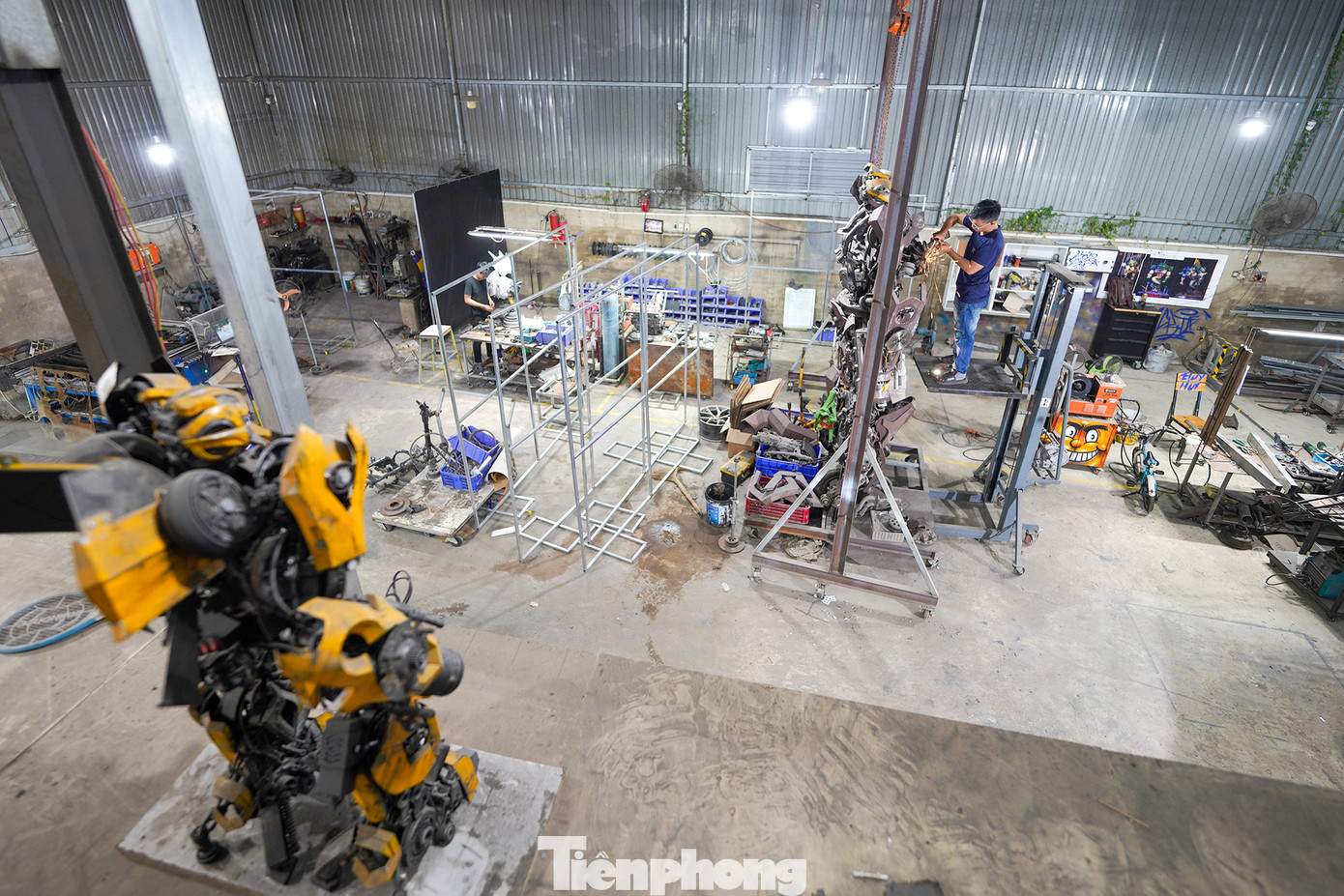 Xưởng làm việc của chàng trai 8X, quê gốc Đà Lạt (Lâm Đồng) luôn trong trạng thái vận hành với máy mài, máy cắt, máy hàn... kết nối các chi tiết linh kiện để tạo hình. Xưởng làm việc của chàng trai 8X, quê gốc Đà Lạt (Lâm Đồng) luôn trong trạng thái vận hành với máy mài, máy cắt, máy hàn... kết nối các chi tiết linh kiện để tạo hình.