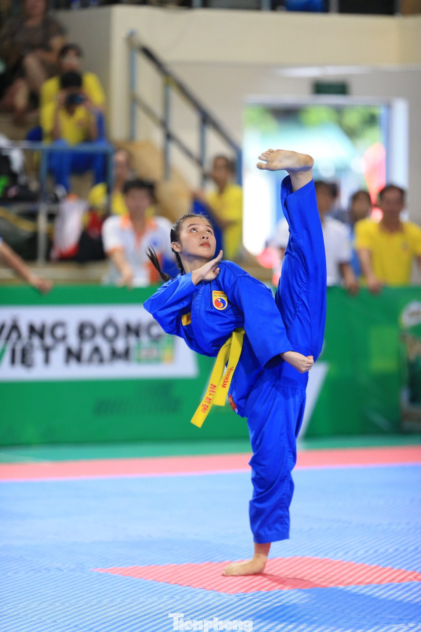 Huỳnh Dương Khả Doanh giành HCV Long hổ quyền.