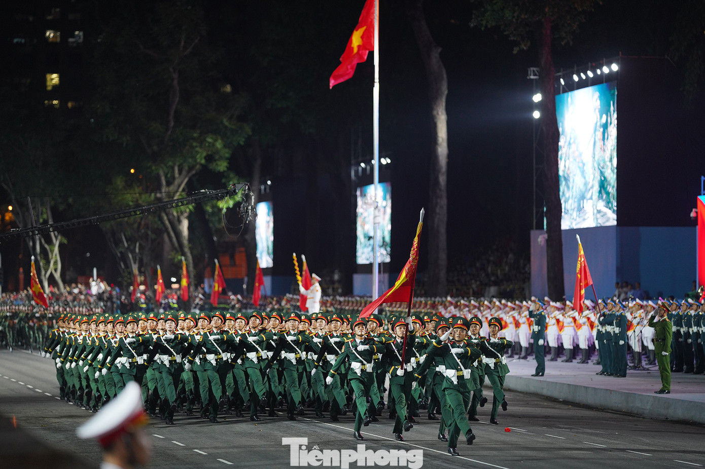 Sau khi di chuyển qua lễ đài, các lực lượng tham gia diễu binh, diễu hành di chuyển theo 4 hướng để về điểm tập kết. Theo kế hoạch, sáng 27/4 sẽ diễn ra tổng duyệt cấp Nhà nước. Trước đó, ban tổ chức đã thực hiện hai buổi tổng hợp luyện diễu binh, diễu hành vào các đêm 18 và 22/4.