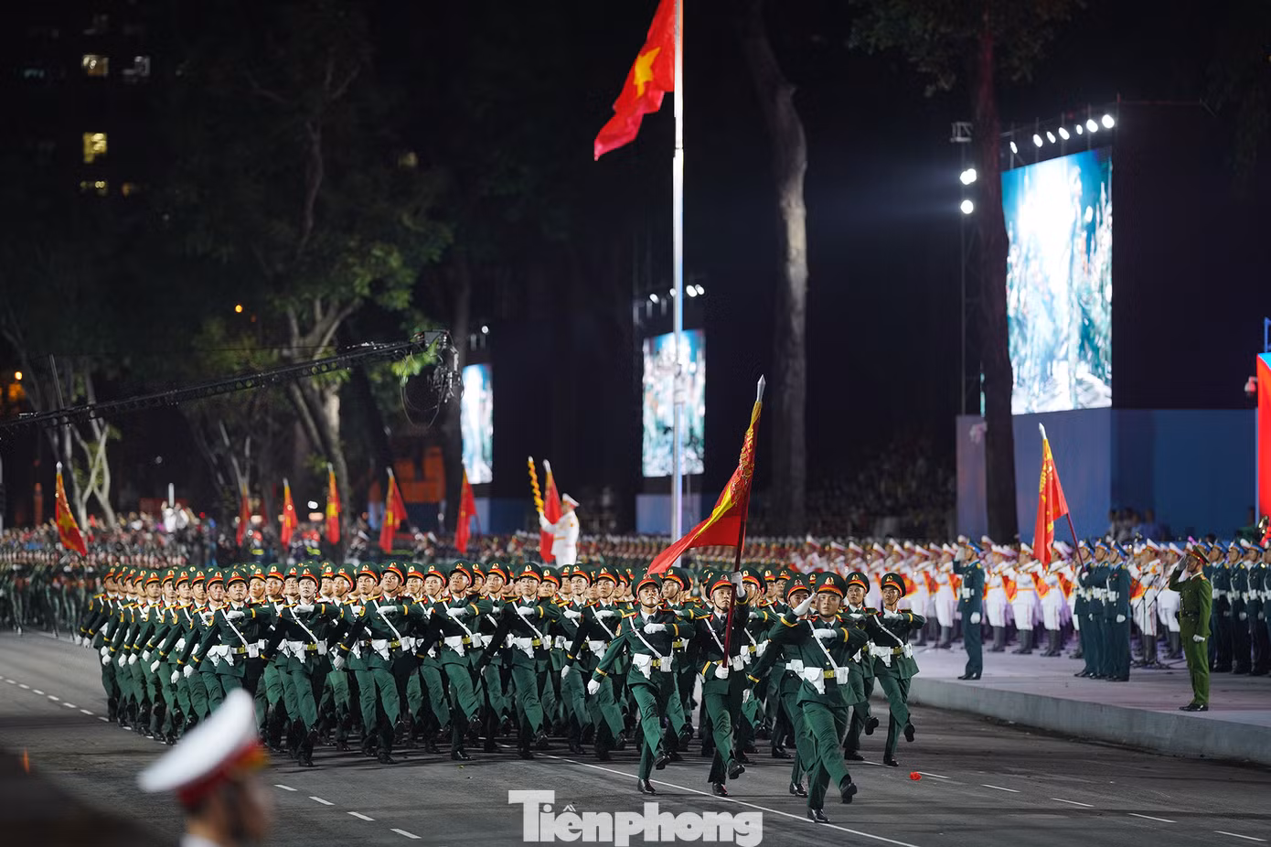 Sau khi di chuyển qua lễ đài, các lực lượng tham gia diễu binh, diễu hành di chuyển theo 4 hướng để về điểm tập kết. Theo kế hoạch, sáng 27/4 sẽ diễn ra tổng duyệt cấp Nhà nước. Trước đó, ban tổ chức đã thực hiện hai buổi tổng hợp luyện diễu binh, diễu hành vào các đêm 18 và 22/4.