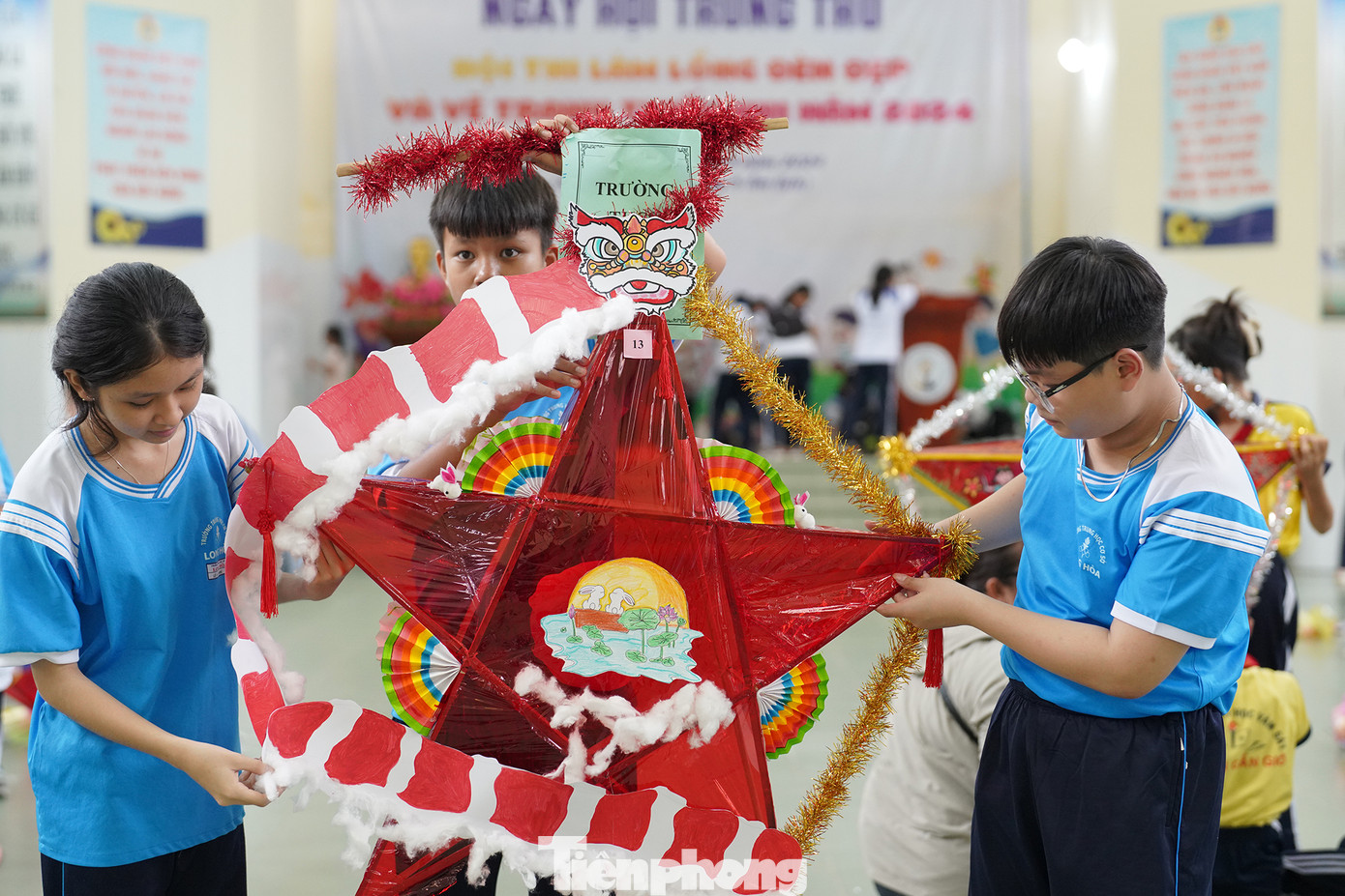 Chiếc đèn lồng thể hiện ý tưởng gắn kết với hoạt động múa lân của đội đến từ trường tiểu học Long Hoà.