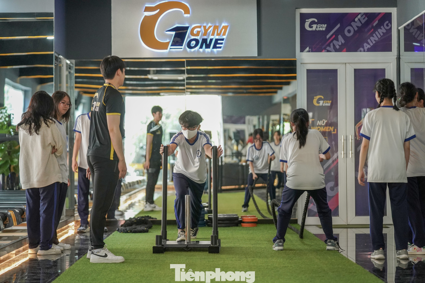 Thầy Nguyễn Vân Yên - Hiệu trưởng Trường THPT Marie Curie cho hay, với mục tiêu đa dạng hoạt động trải nghiệm cho học sinh khi thực hiện chương trình GDPT 2018 nên bắt đầu từ học kỳ 2 năm học này nhà trường mạnh dạn đưa GYM vào giảng dạy cho học sinh, lồng ghép trong bộ môn giáo dục thể chất nhằm giúp học sinh hứng thú, hạnh phúc mỗi ngày đến trường.