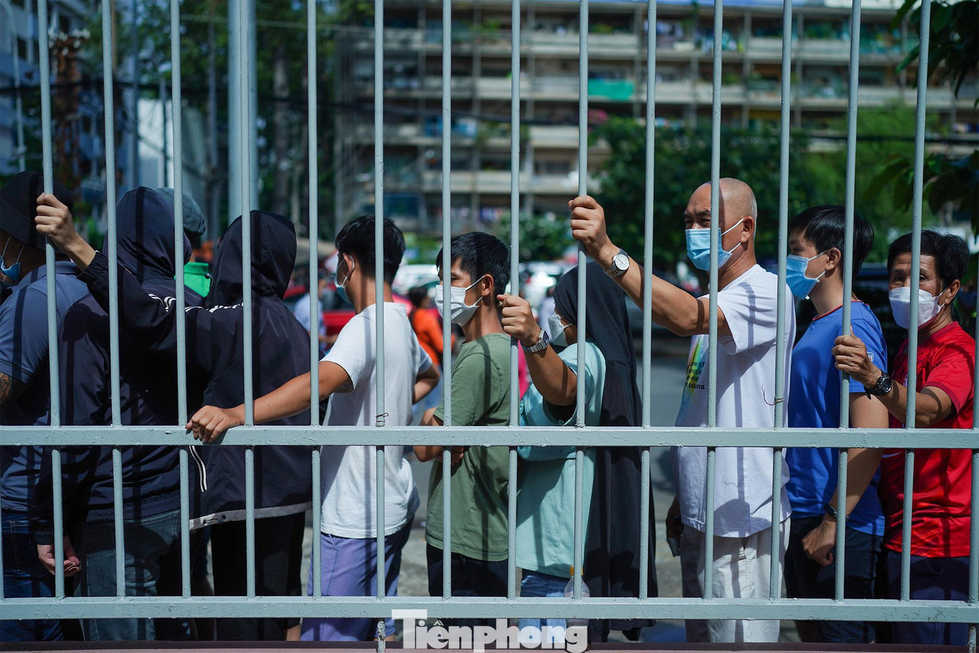 Hơn 9h, nắng khá gắt, người dân vẫn kiên nhẫn đứng chờ.