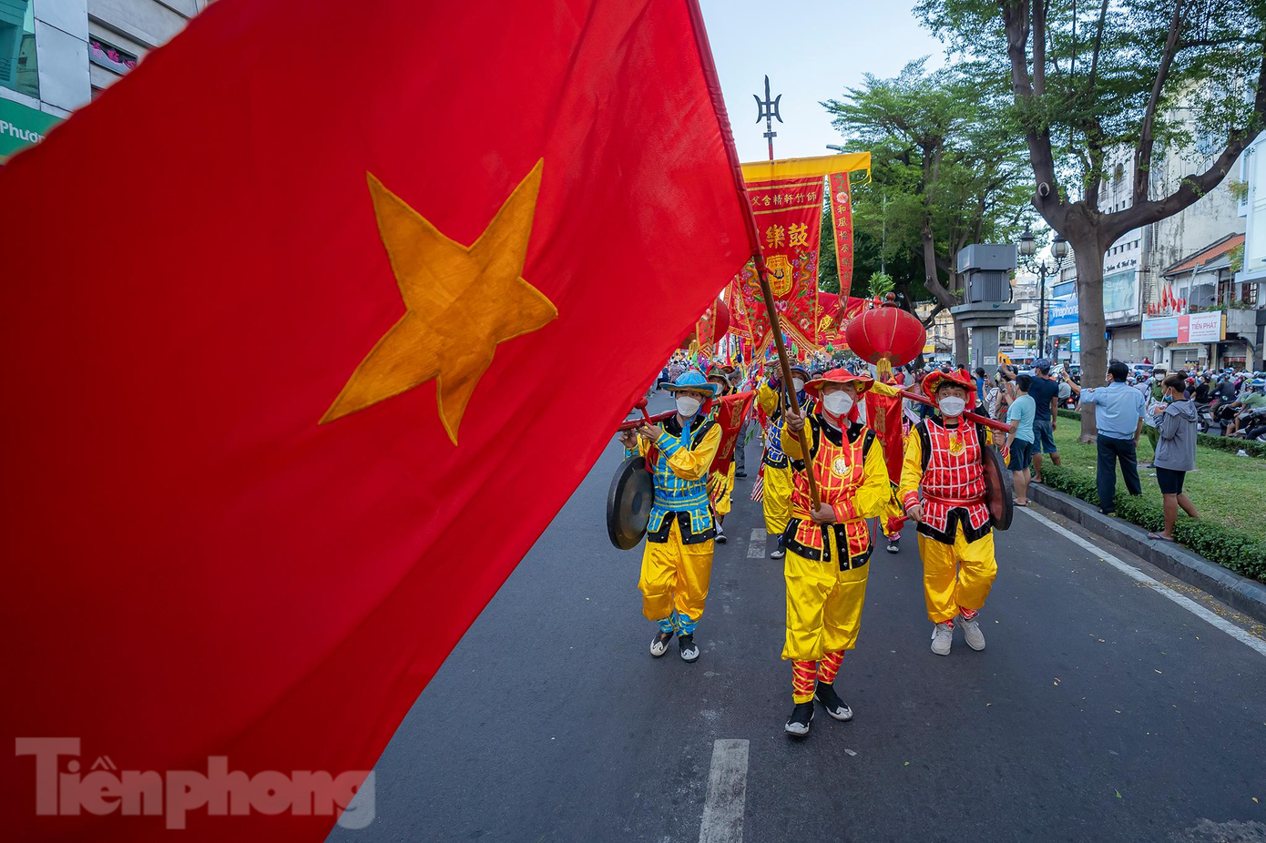 Tết Nguyên Tiêu được tổ chức chủ yếu tại các Hội quán - nơi thờ tự của cộng đồng. Các nhân vật được thờ tại các Hội quán như: Thiên Hậu Thánh Mẫu, Quan Thánh, Ông Bổn (Phước Đức Chính Thần), Kim Long (các vị thần thuộc tín ngưỡng Tam Nguyên - Tam Quan), các vị thần người Hoa,… Tết Nguyên Tiêu được tổ chức chủ yếu tại các Hội quán - nơi thờ tự của cộng đồng. Các nhân vật được thờ tại các Hội quán như: Thiên Hậu Thánh Mẫu, Quan Thánh, Ông Bổn (Phước Đức Chính Thần), Kim Long (các vị thần thuộc tín ngưỡng Tam Nguyên - Tam Quan), các vị thần người Hoa,…