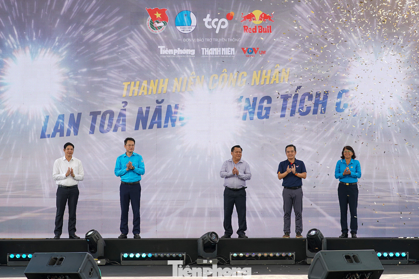 Tham dự chương trình có anh Nguyễn Kim Quy (thứ 2, từ trái sang) - Ủy viên Ban Thường vụ Trung ương Đoàn, Phó Chủ tịch thường trực Trung ương Hội LHTN Việt Nam, ông Huỳnh Văn Sơn (đứng giữa) - Phó Chủ tịch UBND tỉnh Long An cùng đại diện lãnh đạo Trung ương Đoàn, Trung ương Hội LHTN Việt Nam, Huyện uỷ, UBND huyện Đức Hoà, Công ty TNHH TCP Việt Nam; đại diện Tỉnh Đoàn – Hội LHTN Việt Nam các tỉnh khu vực Đồng bằng Sông Tiền.