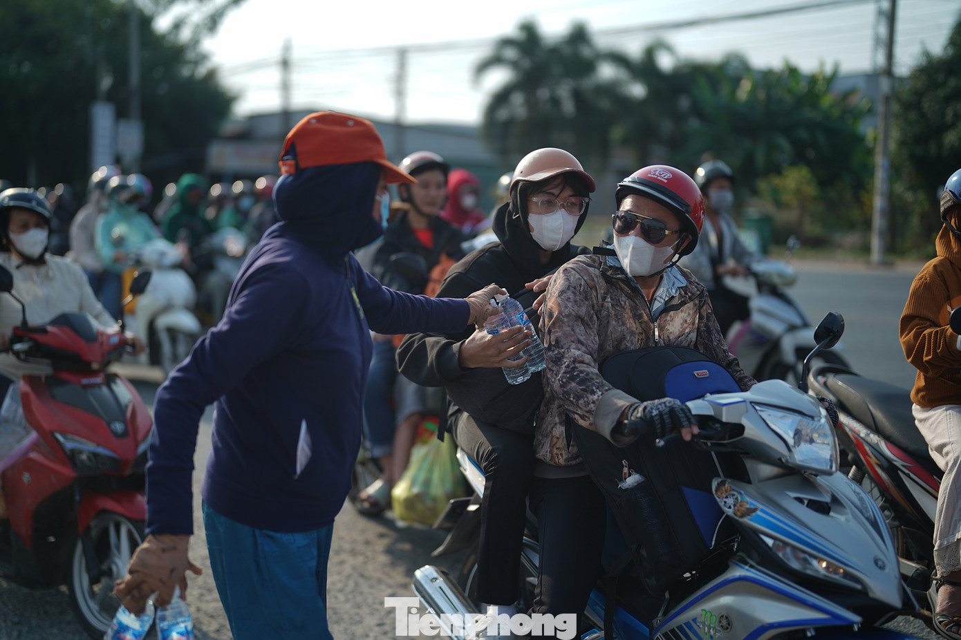 Việc làm ý nghĩa này còn thể hiện sự sẻ chia đối với những người có hoàn cảnh khó khăn, những người đang vất vả để trở lại cuộc sống thường nhật sau Tết.