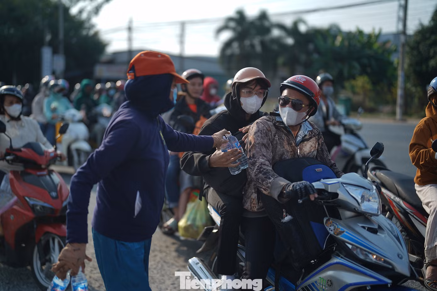 Việc làm ý nghĩa này còn thể hiện sự sẻ chia đối với những người có hoàn cảnh khó khăn, những người đang vất vả để trở lại cuộc sống thường nhật sau Tết.