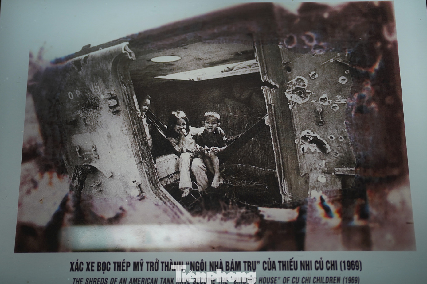 Những bức ảnh tư liệu ghi lại khoảnh khắc đẹp thời chiến gây ấn tượng mạnh với nhiều du khách.