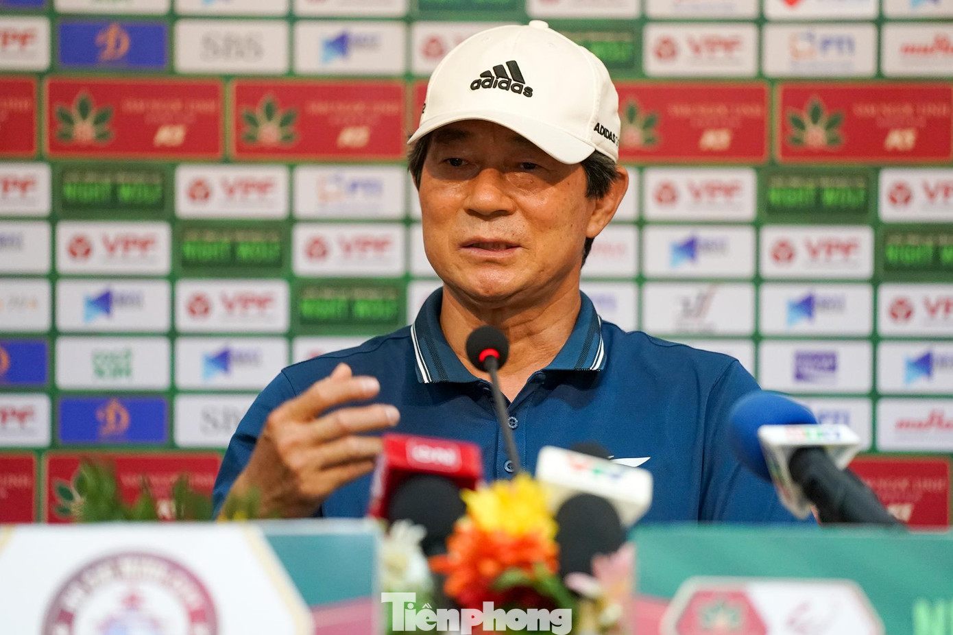HLV Bae Ji Won của Viettel sau trận đấu chia sẻ: "Về công tác trọng tài tất nhiên 2 đội có những nhận định riêng và ý kiến cho rằng bên mình có những phán quyết chưa hợp lý, chúng ta phải tôn trọng quyết định trọng tài và mong rằng chất lượng công tác trọng tài càng cải thiện. Quyết định của trọng tài một khi đã được đưa ra thì không thể thay đổi. Tuy nhiên, chúng ta không thể kiểm tra và nhận biết kết luận của trọng tài là đúng hay sai. Một khi quyết định đã đưa ra thì câu chuyện chấm dứt, không có cách nào kiểm tra được. Do đó chúng ta cần những công nghệ để hỗ trợ trọng tài.Chúng tôi lo lắng và áp lực. Chúng tôi vừa thua nên tinh thần cầu thủ bị ảnh hưởng và phán quyết của trọng tài. Động lực thi đấu của trận này không tốt cũng là điều dễ hiểu". HLV Bae Ji Won của Viettel sau trận đấu chia sẻ: "Về công tác trọng tài tất nhiên 2 đội có những nhận định riêng và ý kiến cho rằng bên mình có những phán quyết chưa hợp lý, chúng ta phải tôn trọng quyết định trọng tài và mong rằng chất lượng công tác trọng tài càng cải thiện. Quyết định của trọng tài một khi đã được đưa ra thì không thể thay đổi. Tuy nhiên, chúng ta không thể kiểm tra và nhận biết kết luận của trọng tài là đúng hay sai. Một khi quyết định đã đưa ra thì câu chuyện chấm dứt, không có cách nào kiểm tra được. Do đó chúng ta cần những công nghệ để hỗ trợ trọng tài.Chúng tôi lo lắng và áp lực. Chúng tôi vừa thua nên tinh thần cầu thủ bị ảnh hưởng và phán quyết của trọng tài. Động lực thi đấu của trận này không tốt cũng là điều dễ hiểu".
