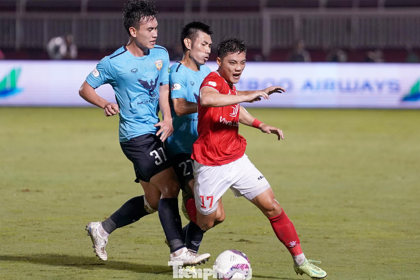 Các cầu thủ TPHCM bắt nhịp tấn công tốt hơn nhưng vẫn chưa có bàn thắng gỡ hoà.