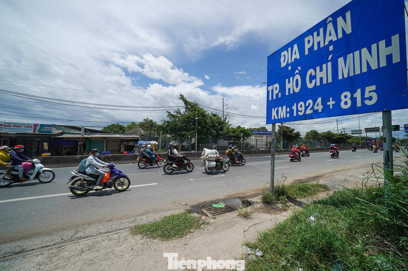 Nhiều người cho hay, họ tranh thủ lên thành phố sớm để tránh tình trạng kẹt xe.