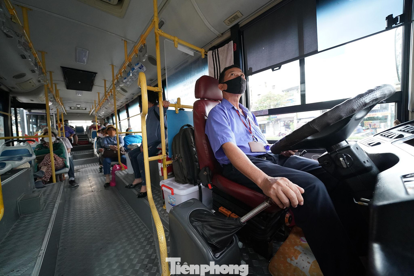 Tài xế Nguyễn Văn Thu chạy tuyến An Sương tâm tư: &quot;Tôi mong thành phố ưu ái hơn cho xe buýt về cơ sở hạ tầng để chúng tôi có thể di chuyển nhiều tuyến hơn, chạy đúng giờ. Thậm chí bây giờ, ở bến đón trả khách, xe buýt chúng tôi vào không có chỗ đậu, bị đuổi ra ngoài. Mà xe buýt chạy ra ngoài đậu thì bị CSGT phạt&quot;.