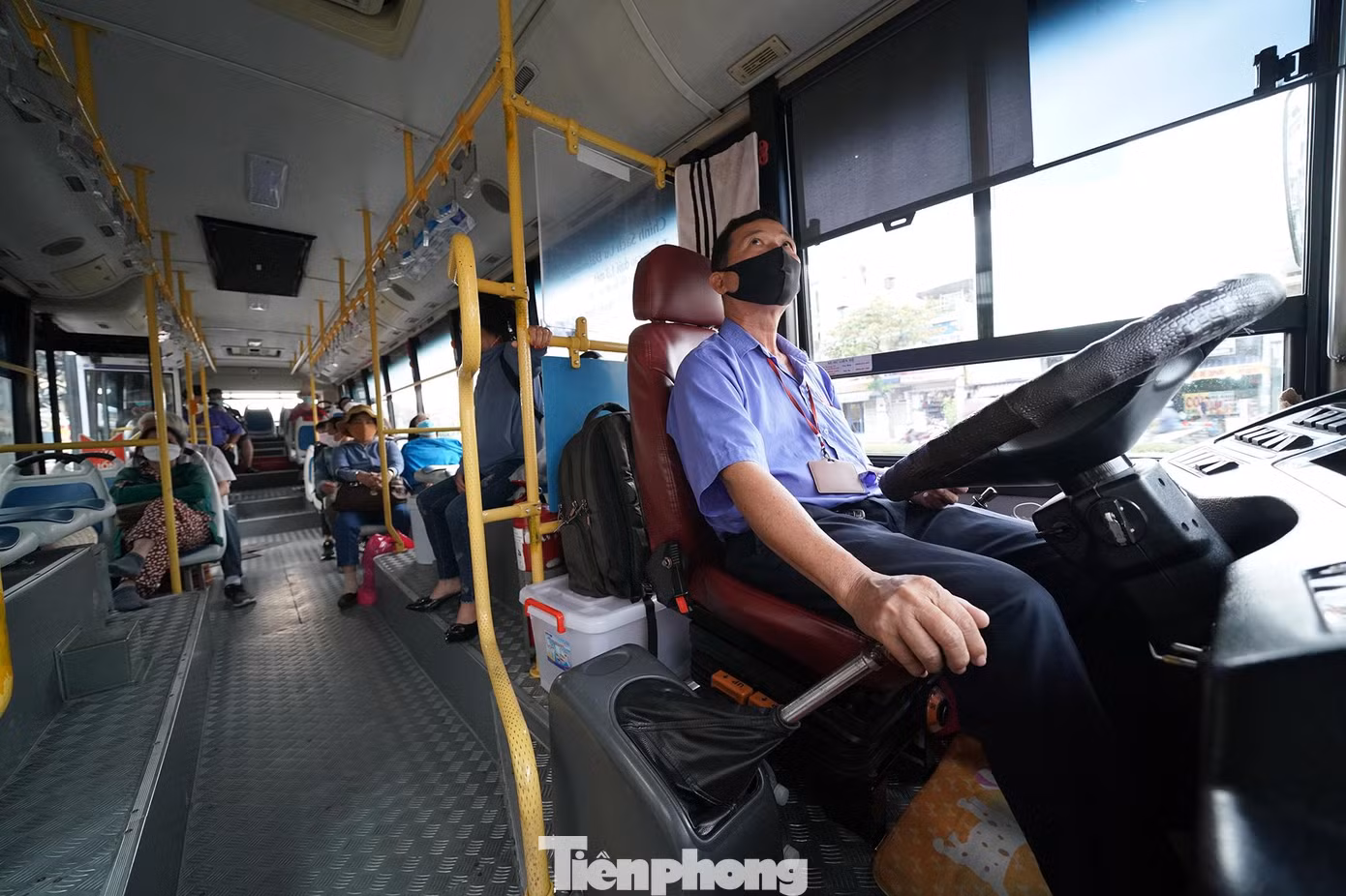 Tài xế Nguyễn Văn Thu chạy tuyến An Sương tâm tư: "Tôi mong thành phố ưu ái hơn cho xe buýt về cơ sở hạ tầng để chúng tôi có thể di chuyển nhiều tuyến hơn, chạy đúng giờ. Thậm chí bây giờ, ở bến đón trả khách, xe buýt chúng tôi vào không có chỗ đậu, bị đuổi ra ngoài. Mà xe buýt chạy ra ngoài đậu thì bị CSGT phạt".