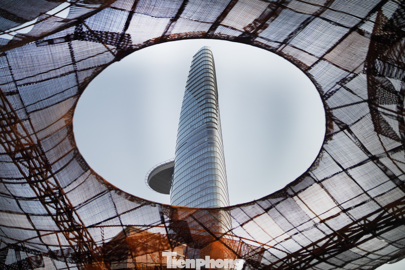 Nhân viên kỹ thuật đang cân chỉnh lại các chi tiết công nghệ, đảm bảo các tiểu cảnh vận hành trơn tru khi mở cửa phục vụ người dân.