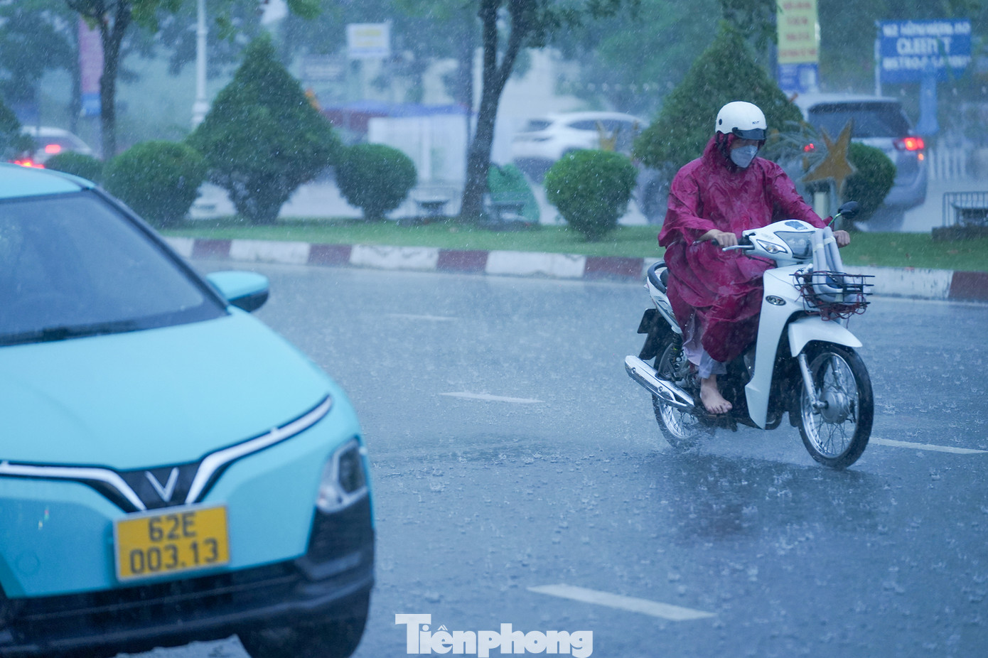 Khoảng 17h chiều nay, tại TP.Tân An (tỉnh Long An) bất ngờ có mưa lớn và kéo dài khiến người dân vất vả trong lúc trên đường về nhà.