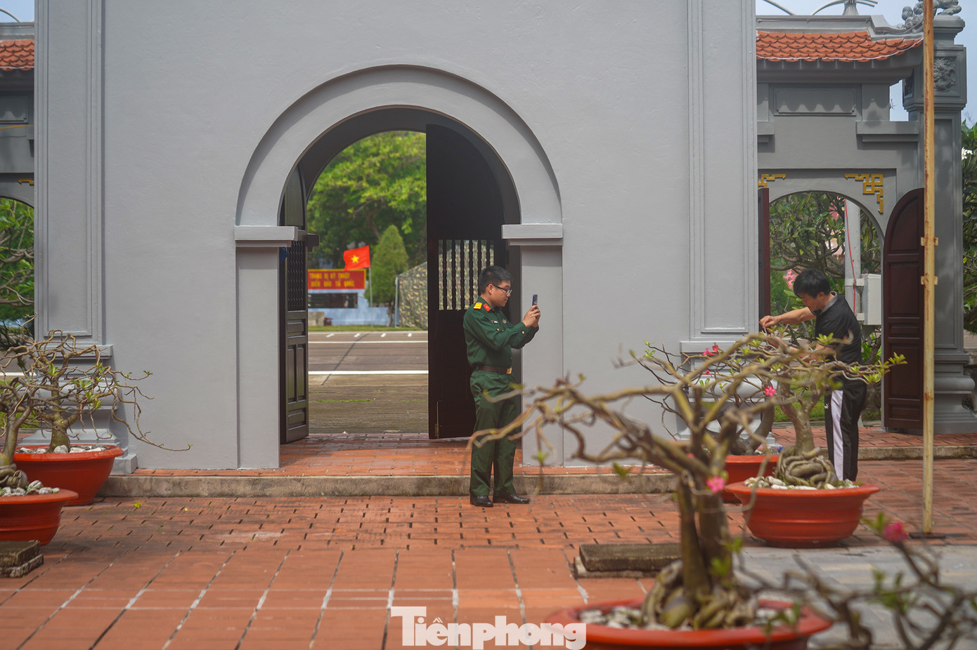 Trong điều kiện quỹ đất hạn hẹp nhưng những ngôi chùa trên quần đảo Trường Sa đều có đủ tam quan, sân chùa, gác chuông, nhà chính điện, nhà tiền đường với mái nghiêng, lợp ngói và đầu đao cong vút, mang nét đặc trưng riêng của kiến trúc chùa Việt. Họa tiết hoa văn trang trí mái, cột, bậc tam cấp đục chạm hình hoa sen, hoa cúc, hình rồng, mây cuốn thời Lý - Trần.