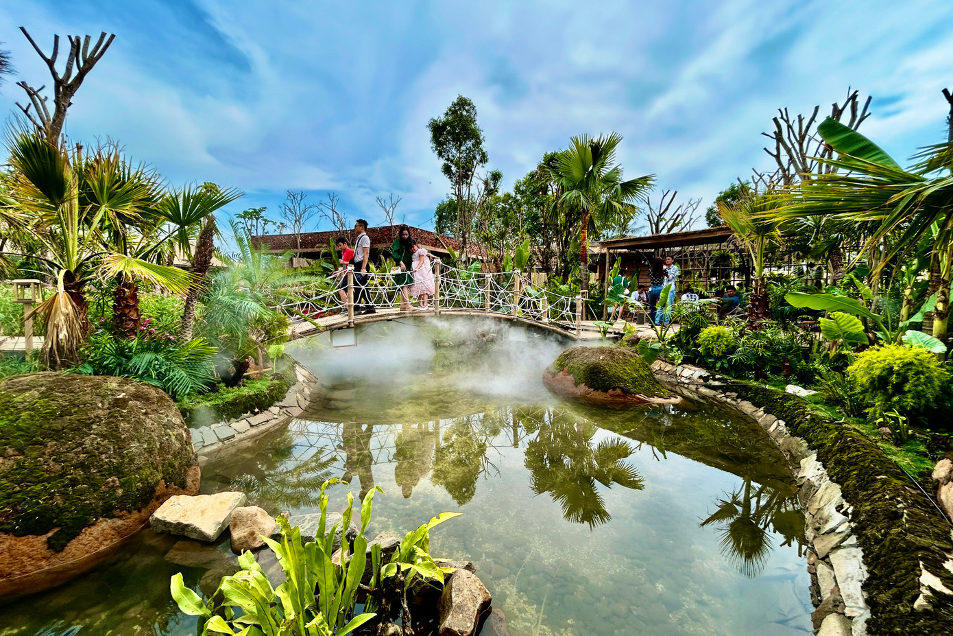 Quán cà phê được bao bọc, phủ kín bởi hệ thực vật phong phú, tạo cảm giác như một khu rừng nguyên sinh với khí hậu mát mẻ được tạo ra từ các máy phun sương.