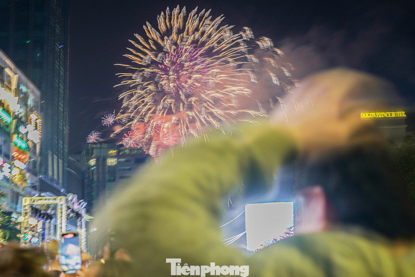 Nhiều du khách nước ngoài không kìm được cảm xúc, hai tay ôm đầu hô vang câu "Chúc mừng năm mới" bằng tiếng Anh lẫn tiếng Việt.